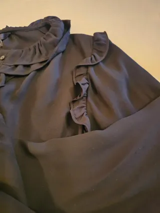 Camisa negra con volantes