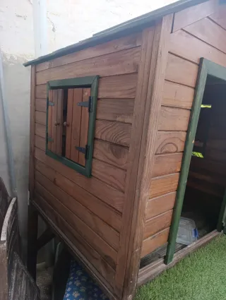 Casita de madera con tobogán