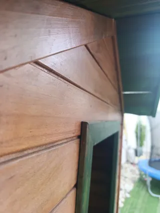 Casita de madera con tobogán