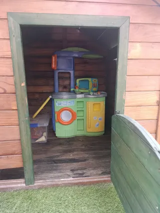 Casita de madera con tobogán