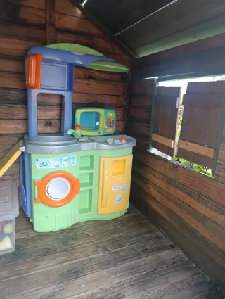 Casita de madera con tobogán