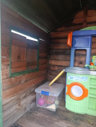 Casita de madera con tobogán