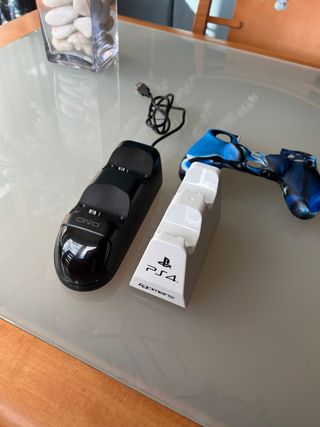PS4 + 3 mandos + base carga + 6 juegos + más cosas