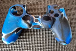 PS4 + 3 mandos + base carga + 6 juegos + más cosas