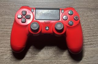 PS4 + 3 mandos + base carga + 6 juegos + más cosas