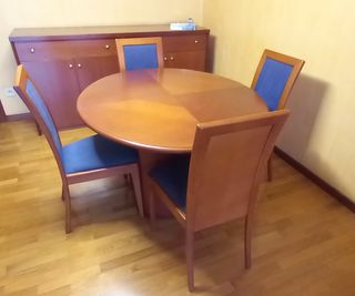 Mesa ovalada y 4 sillas madera y tapizado azul
