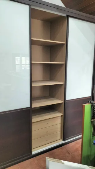 Armario exposición cierre tienda