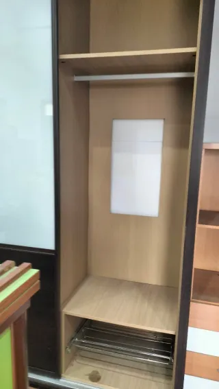 Armario exposición cierre tienda