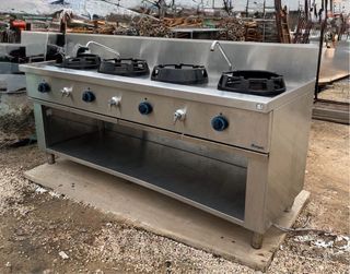 Cocina industrial 4 fuegos con grifo