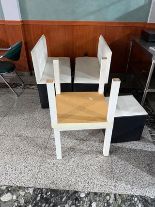 Sofá, mesa y puffs negros y blancos