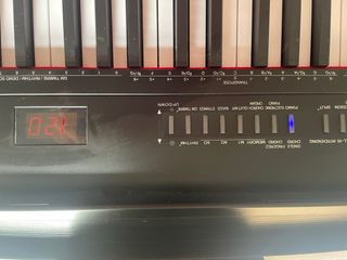Piano eléctrico con soporte (precio negociable)
