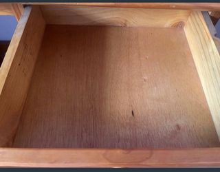 Escritorio de madera con cajones