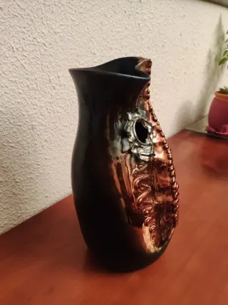 Jarrón Cerámica Negro y Dorado Decorado