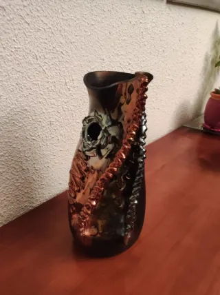 Jarrón Cerámica Negro y Dorado Decorado