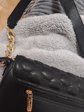 Bolso negro acolchado con detalle dorado