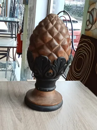Figura decorativa piña madera