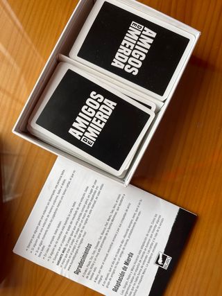 Juego de mesa “Amigos de Mierda”