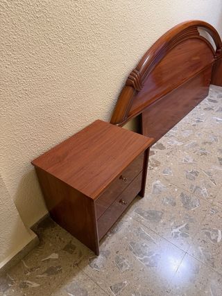 Cabecero y mesillas de madera