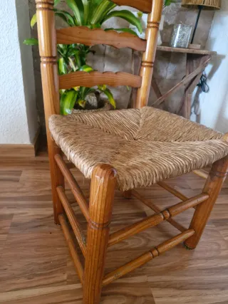 Silla antigua de madera y ratán