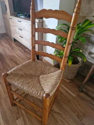 Silla antigua de madera y ratán