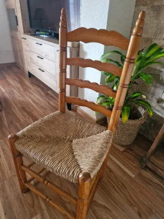 Silla antigua de madera y ratán