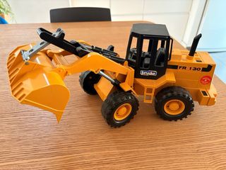 Escavatore da costruzione giallo marca bruder