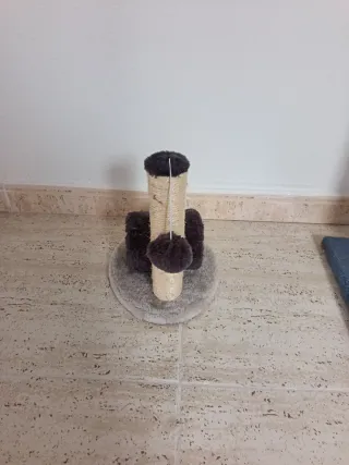 Juguete para gato con poste rascador