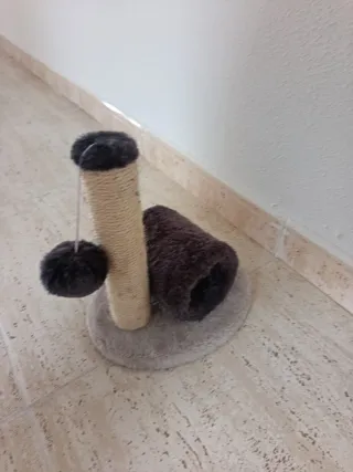 Juguete para gato con poste rascador