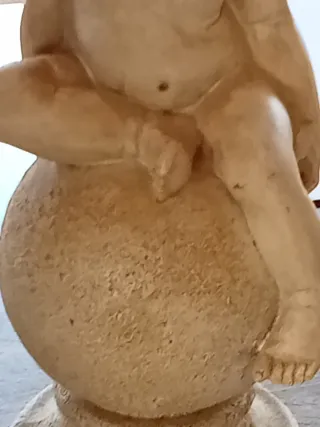 Figura de ángel de piedra