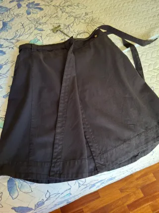 Falda negra envolvente