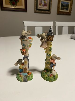 Figuras de conejos en farola