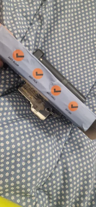 Serratura porta con chiavi