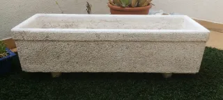 Jardineras de piedra blanca