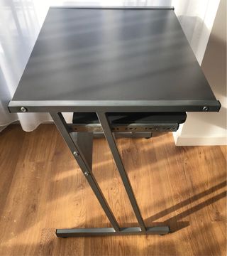 Escritorio ordenador madera y metal.