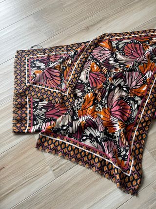 Sciarpa leggera con farfalle