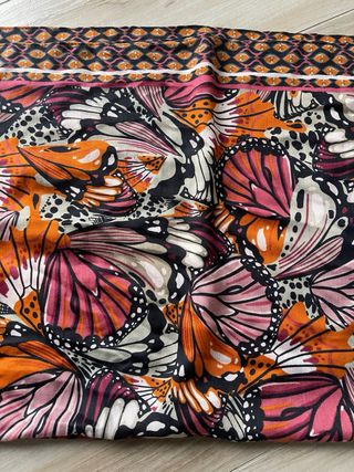 Sciarpa leggera con farfalle