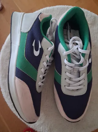 Zapatillas deportivas azules y verdes