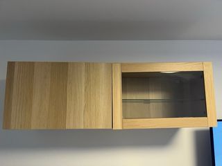 Mueble de madera con cristal