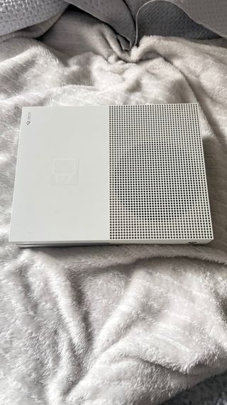 Mandos de consola azul y blanco