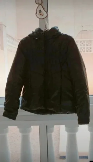 Cazadora negra acolchada