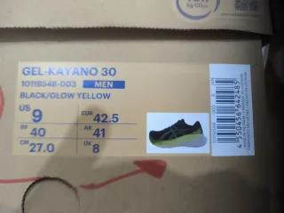 Zapatillas Asics Gel-Kayano 30 Negras y Amarillas.