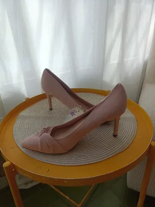 Zapatos de tacón rosa con lazo