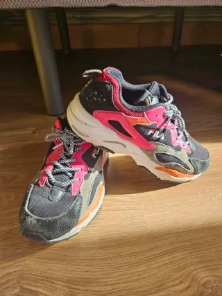 Zapatillas Fila negras y multicolor