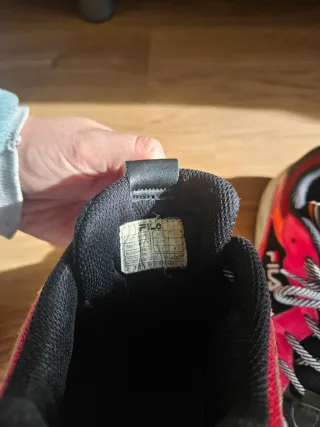 Zapatillas Fila negras y multicolor