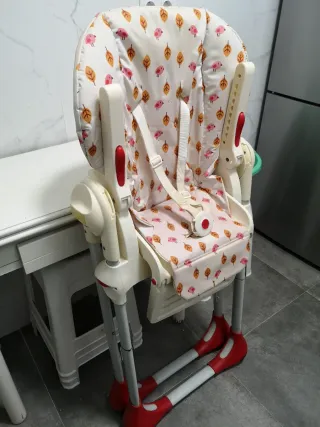 Trona de bebé con estampado infantil