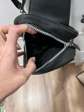 Mochila negra con cadena