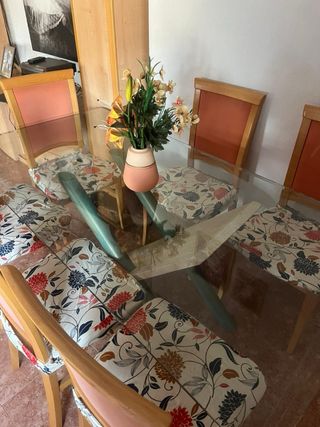 Mesa de comedor y 6  sillas cocina. Jardin etc
