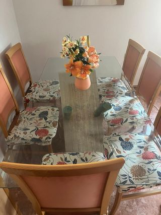 Mesa de comedor y 6  sillas cocina. Jardin etc