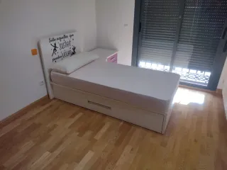 Cama individual ( o doble ) con mesita de noche