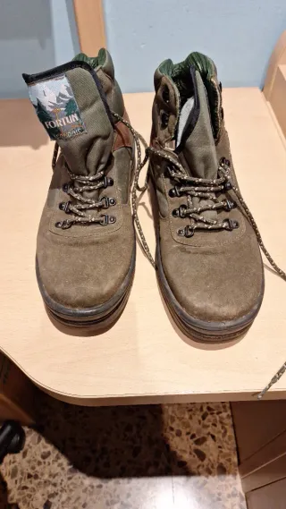 Botas de montaña tipo Chiruca marrones y verdes